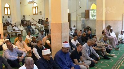 محافظ أسوان يلتقي أهالي جبل تقوق بعد صلاة الجمعة ويستمع لمطالبهم (صور)