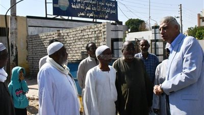 محافظ أسوان يوجه باستكمال أعمال التشجير والإضاءة والنظافة بمنطقة جبل تقوق (صور)