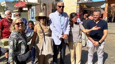 محافظ أسوان يتفقد السوق السياحي ويلزم أصحاب المحلات بخطوط التنظيم (صور)