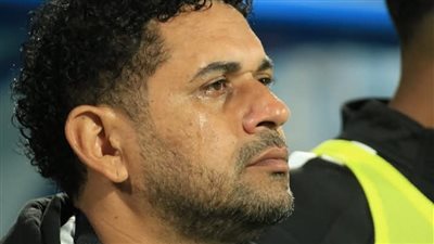 المدرب البرازيلي لحراس مرمى منتخب الشباب لكرة القدم يبكي وقت عزف نشيد مصر الوطني