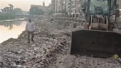 انطلاق حملة لإزالة تراكمات القمامة من شوارع السادات في أسيوط (صور) 