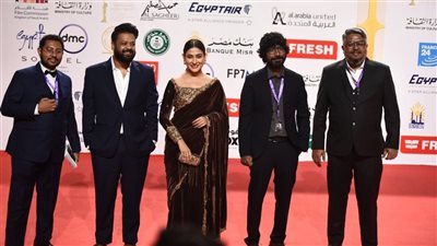 توافد صناع فيلم Dear Maloti على ريد كاربت مهرجان القاهرة السينمائي (صور)