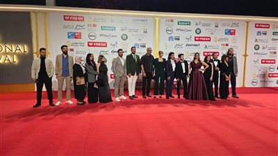 هاني عادل يدعم زوجته على ريد كاربت فيلمها 