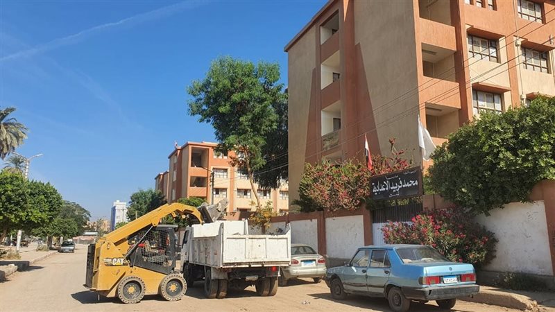 حملة نظافة أمام المدارس