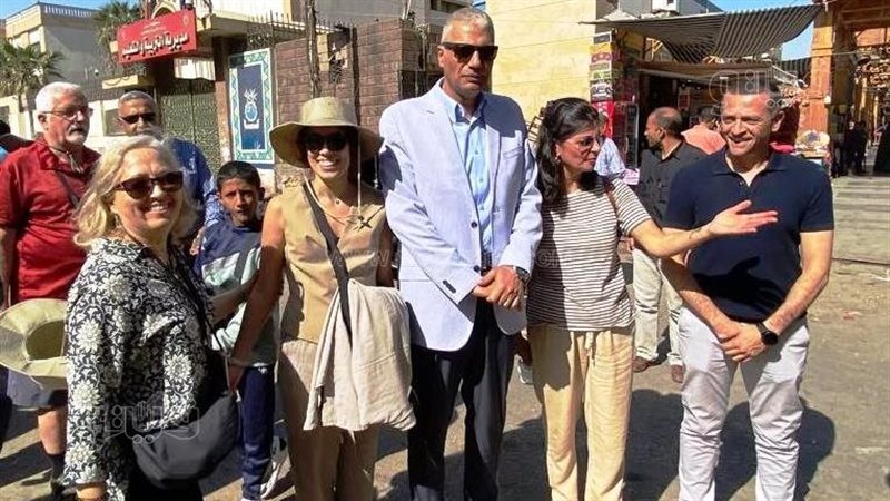 محافظ أسوان يلتقى