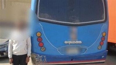 ضبط سائق مينى باص وضع ملصقا خادشا للحياء على زجاج السيارة بمدينة نصر