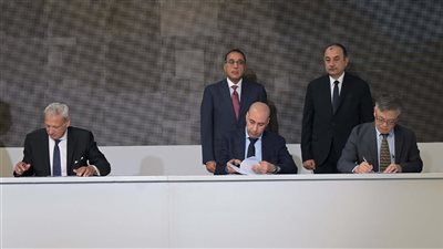 رئيس الوزراء يشهد توقيع عقد تأسيس أول شركة إنتاج ميني باص كهربائي 