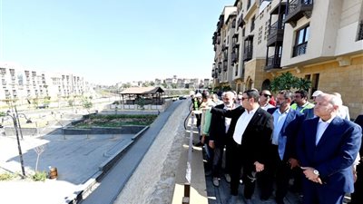 وزير الإسكان ومحافظ القاهرة يتفقدان مشروع تطوير 