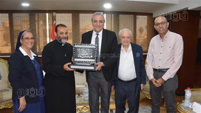 وفد الكنيسة الكاثوليكية يهدي محافظ الغربية مصحفًا في لقاء يجسد الوحدة الوطنية