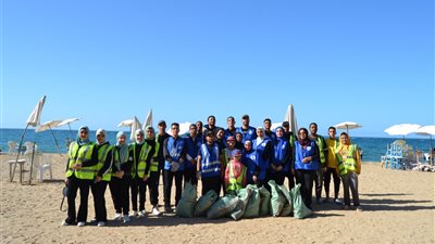 40 متطوعا في حملة لنظافة عدة شواطئ بالإسكندرية 