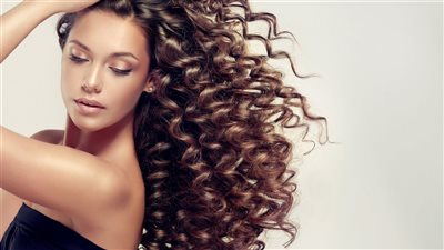 أفضل أقنعة طبيعية للعناية بالشعر المجعد، لترطيبه وتنعيمه