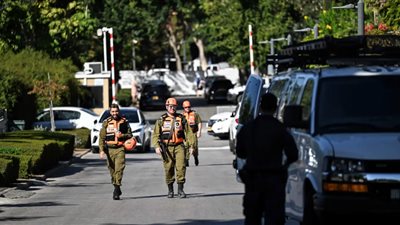 شاهد، لحظة إلقاء قنبلة ضوئية على منزل نتنياهو في قيساريا