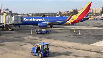 رصاصة تعطل إقلاع طائرة من مطار دالاس (فيديو)