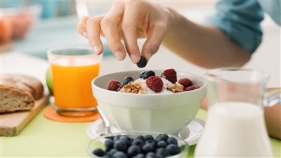 فوائد وجبة الإفطار، وأهم أطعمة يجب تضمينها فيها