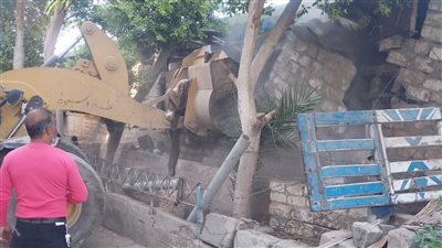  حملة لإزالة الإشغالات بمحيط سور السكة الحديد في حي غرب أسيوط (صور)