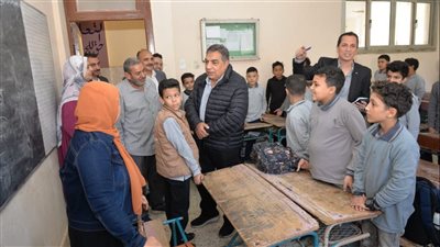 محافظ الدقهلية يتفقد سير العملية التعليمية بالمدارس (صور)