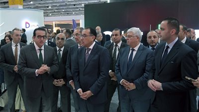 رئيس الوزراء يتفقد جناح المبادرة الرئاسية 