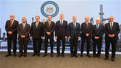 البترول تكرم عددا من الوزراء الحاليين والسابقين بالقطاع