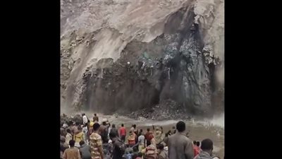 مقطع مرعب، لحظة انهيار جبل في دولة إفريقية يكشف وجود كنز هائل (فيديو)