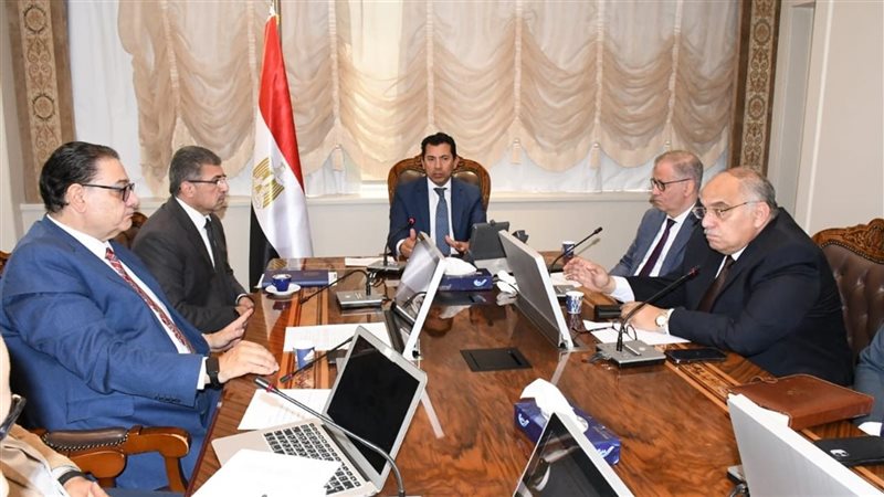 وزير الرياضة مع اللجنة
