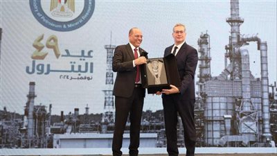 تكريم وزير العمل بدرع قطاع البترول