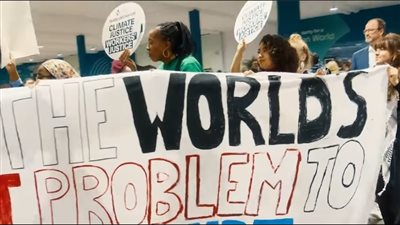 نشطاء بيئيون ينظمون تظاهرات مناخية سلمية بمؤتمر المناخ cop 29 (صور)