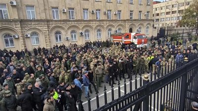 تجدد الاحتجاجات في أبخازيا المنفصلة عن جورجيا والأمن يطوق مبنى التلفزيون (فيديو)