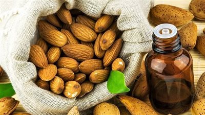 اللوز المر، يطرد الحشرات ويخفف آلام المفاصل والعضلات