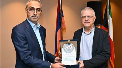 تكريم أرمن مظلوميان وصناع فيلم الوطن المنسي بالكويت 