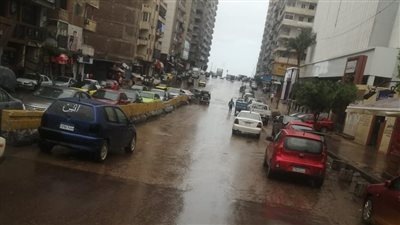 تزامنًا مع نوة المكنسة، هطول أمطار غزيرة وسماء ملبدة بالغيوم في الإسكندرية (فيديو) 