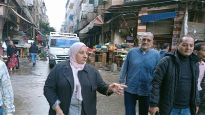 رئيسة حي وسط بالإسكندرية تقود حملة مكبرة بسوق شيديا 