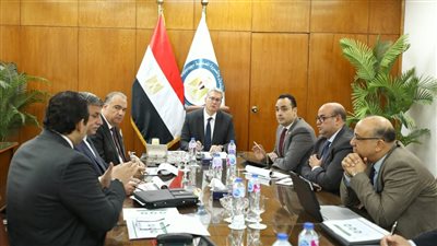 وزير البترول يعقد اجتماعا طارئا لمتابعة نشاط تحويل السيارات للعمل بالغاز الطبيعي 