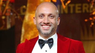 بالكتابة على يديه، مروان مسلم يدعم غزة وبيروت بمهرجان القاهرة السينمائي (صور)