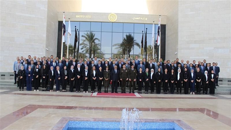 وزير العدل مع أعضاء
