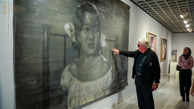 لقطات من جولة حسين فهمي في معرض Art 74 بمهرجان القاهرة السينمائي(صور)