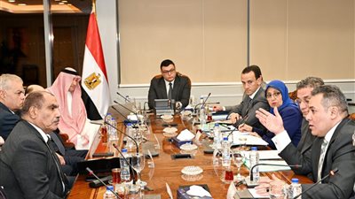 وزير الإسكان يلتقي المستثمر السعودي حسن الشربتلي لمناقشة فرص التعاون