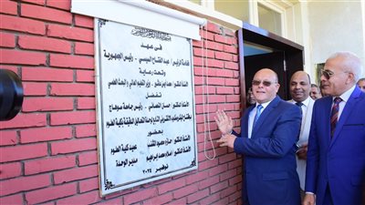 رئيس جامعة سوهاج يفتتح وحدة الميكروسكوب الإلكتروني