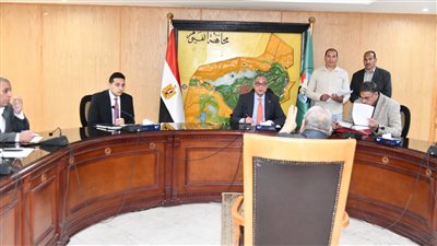 فرص عمل بالقطاع الخاص ومساعدات اجتماعية في لقاء محافظ الفيوم لخدمة المواطنين