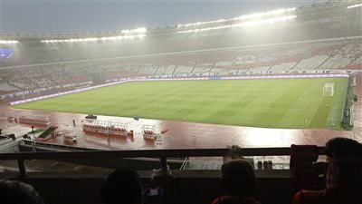 هطول أمطار غزيرة على ملعب جيلورا بونج كارلو قبل مواجهة السعودية وإندونيسيا (فيديو)