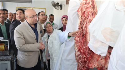 محافظ بني سويف يتفقد منفذ بيع اللحوم والدواجن والبيض بأسعار مخفضة