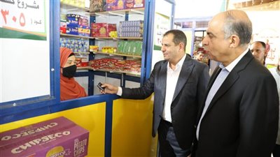 محافظ المنيا يسلم 10 أكشاك للأسر الأكثر احتياجًا ضمن المبادرة الرئاسية 