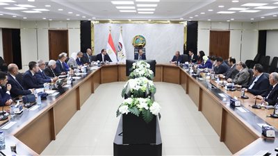 وزير قطاع الأعمال يستعرض مستجدات تنفيذ المشروع القومي لتطوير صناعة الغزل والنسيج