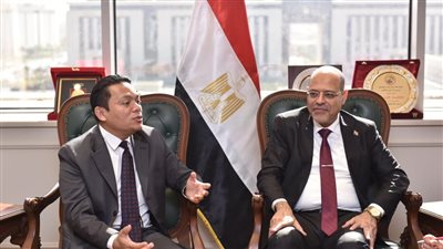 وزير العمل يستقبل سفير ماليزيا لبحث تعزيز التعاون المشترك