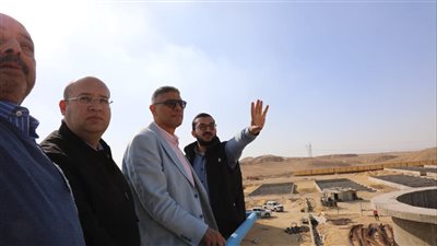 تخدم 11 قرية، محافظ الجيزة يتفقد مشروعات معالجة الصرف الصحى بالصف 