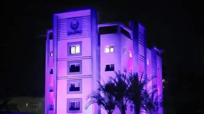 إنارة هيئة الدواء المصرية باللون الأزرق في الأسبوع العالمي للتوعية بمخاطر مضادات الميكروبات