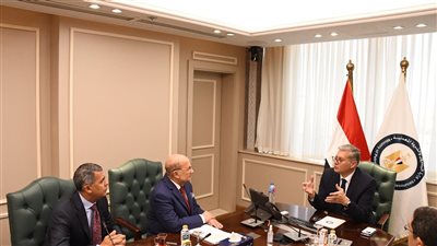 وزير البترول يبحث مع 