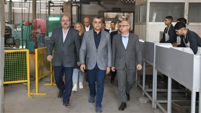 وزير الإنتاج الحربي يتفقد شركتي الآلات والمعدات والصناعات الهندسية بحلوان 