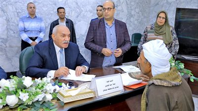 محافظ سوهاج يعقد اللقاء الجماهيري الأسبوعي للاستماع لمطالب وشكاوى المواطنين 