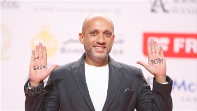 مروان مسلم عن الكتابة على يده بمهرجان القاهرة السينمائي: بوجه رسالة للعالم (فيديو)