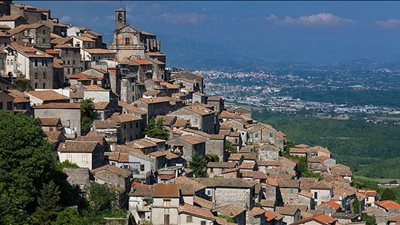 هربا من ترامب وجحيم السياسة، قرية أوروبية تعرض منازل بدولار واحد للراغبين فى الراحة 